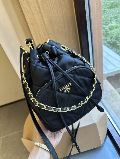 冬新登場miumiu バッグ 偽物　同色のフロントロゴ　バケットバッグ