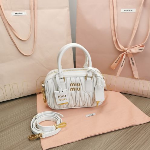 オシャレにお得100%新品miumiu レザーバッグ偽物 新作Too Prettyボウリングバッグ