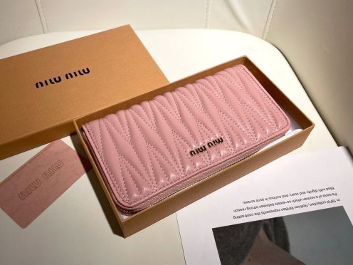 人気セールミュウミュウ人気ウォレットスーパーコピー　miumiu専門店の最新作品