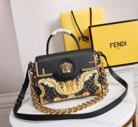 2023 人気 定番 安いfendi カバン メンズコピー ヴェルサーチェのコラボレーションバッグ