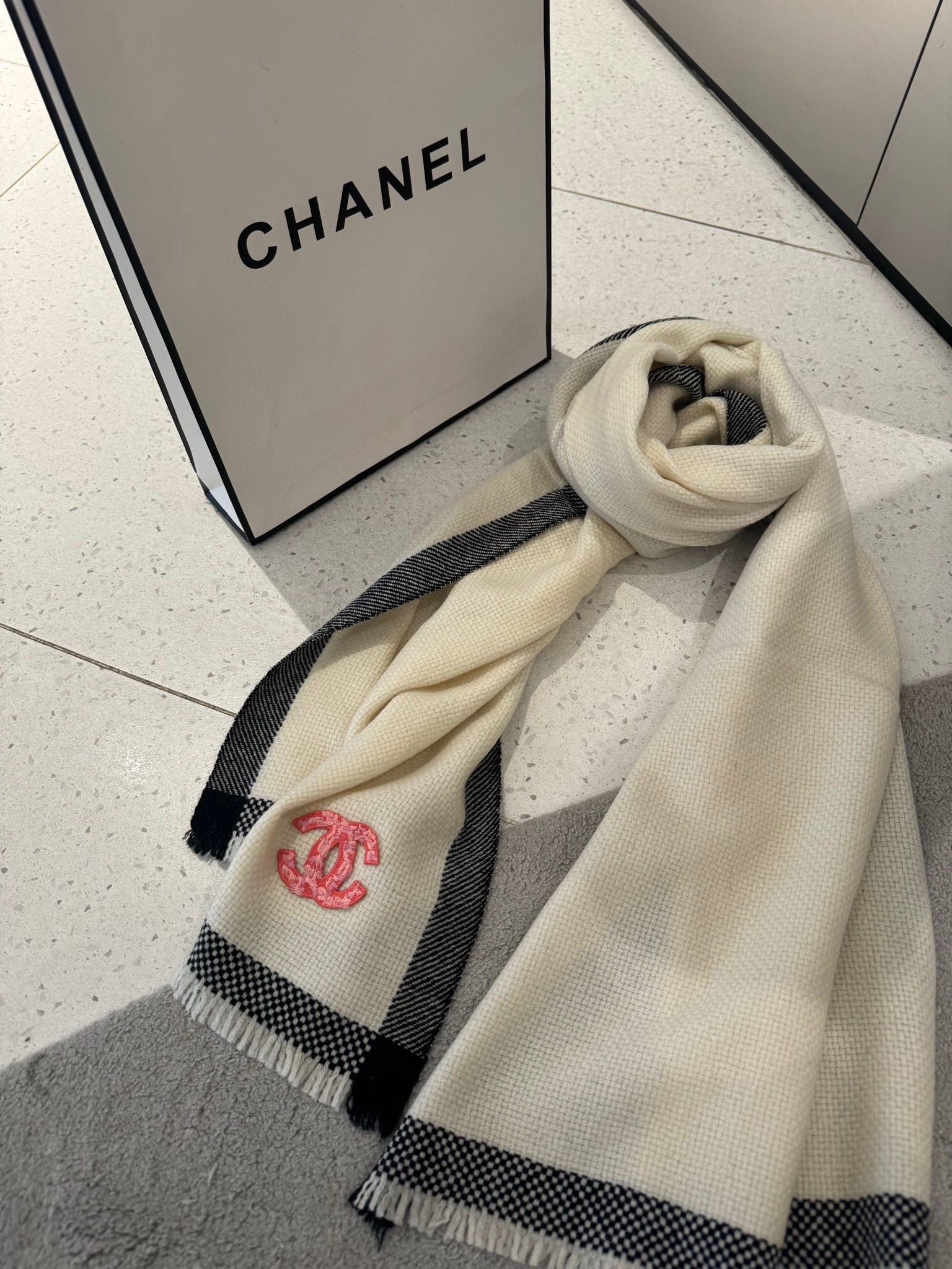 CHANEL2023新品 シャネル偽ロゴ激安通販 暖かい 大判 通勤 シンプル レディース 大きいロゴ 冷え対策 ホワイト_1