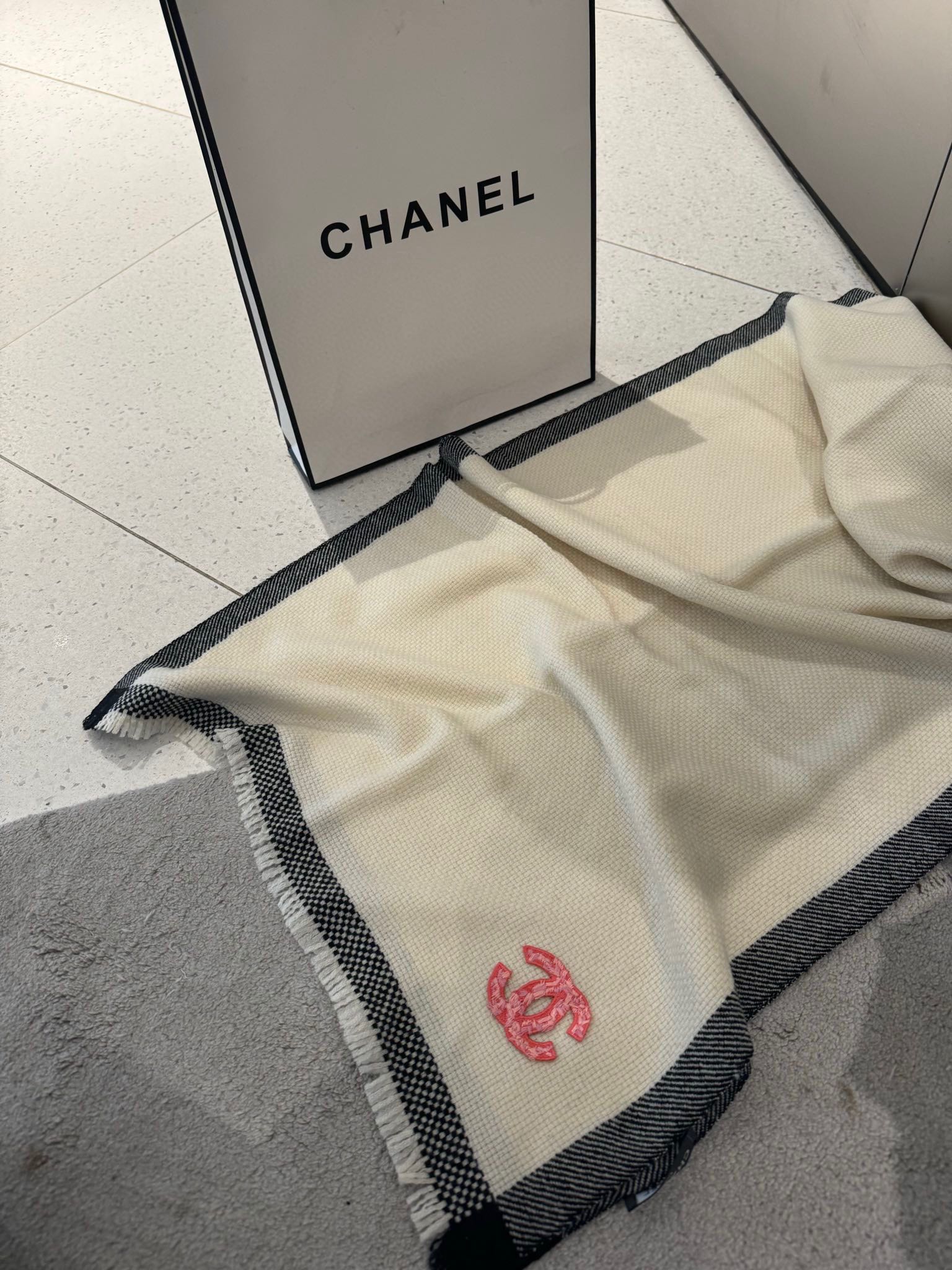 CHANEL2023新品 シャネル偽ロゴ激安通販 暖かい 大判 通勤 シンプル レディース 大きいロゴ 冷え対策 ホワイト_5