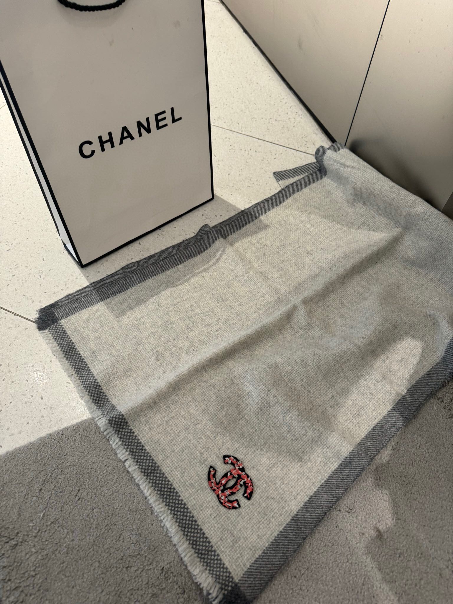 chanel レシートスーパーコピー マフラー 暖かい 大判 通勤 シンプル レディース 大きいロゴ 冷え対策 グレイ_5