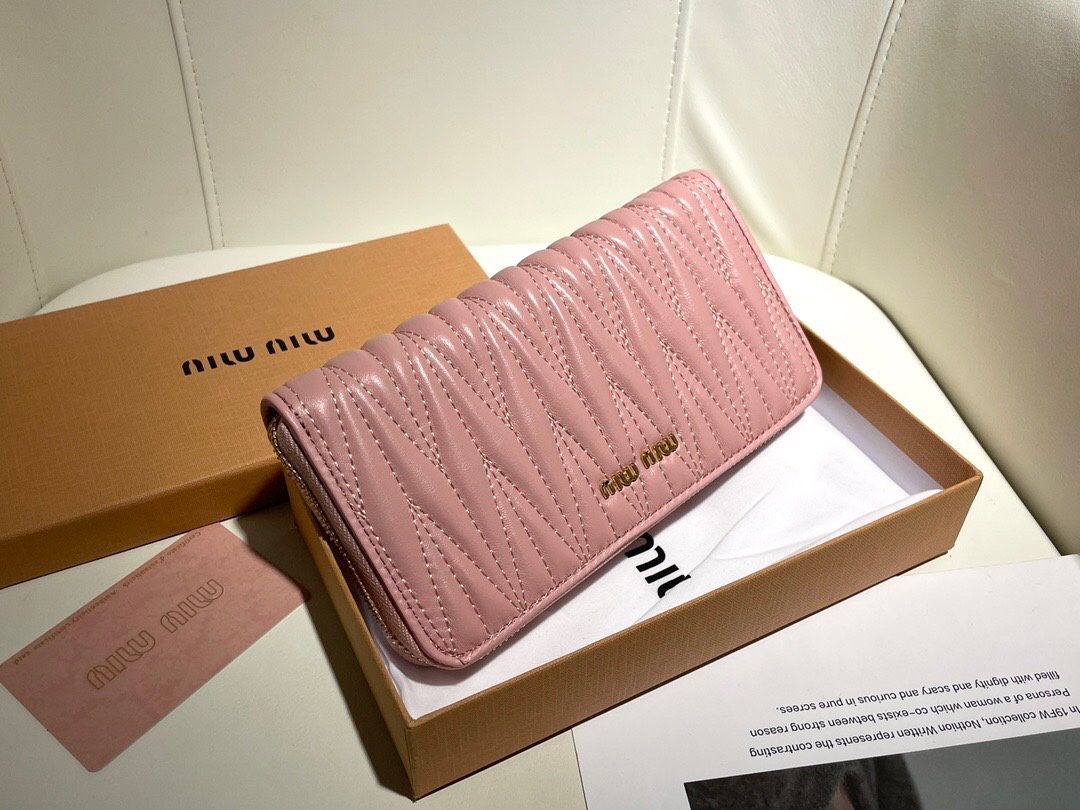 人気セールミュウミュウ人気ウォレットスーパーコピー　miumiu専門店の最新作品_5