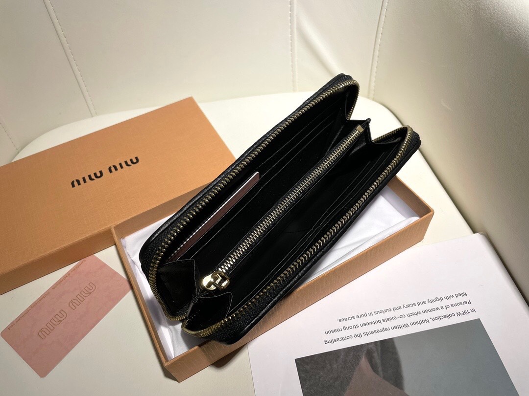 数量限定得価ミュウミュウ黒ウォレットn級品　miumiu専門店の最新作品_2