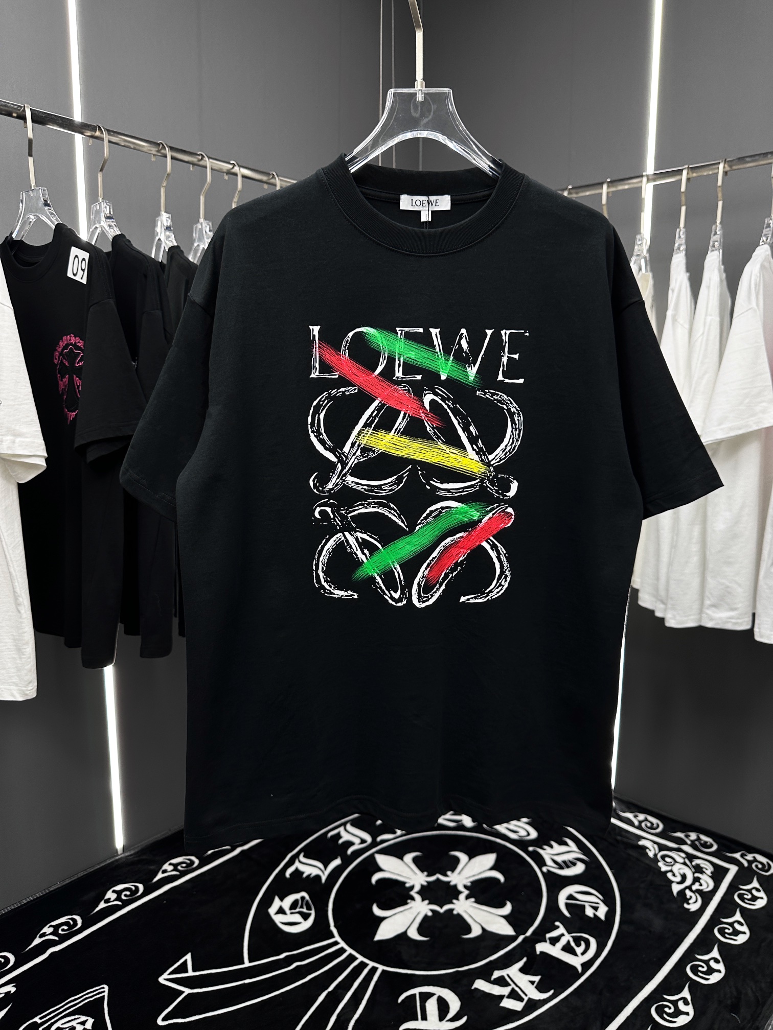 新作到着!! ロエベ黒半袖Ｔシャツコピー ラウンドネック半袖  輸入ジェルプリント_1