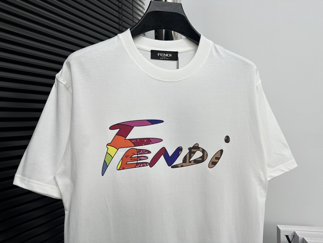 フェンディ FENDI限定 スーパーコピー 半袖 Tシャツ コットン ホワイト 柔らかい 高級 花柄_4