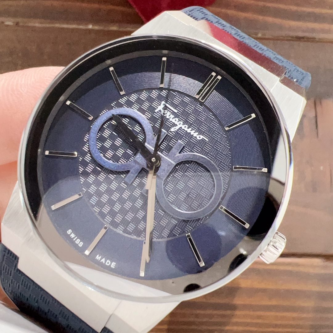 今季セール 限定品 Ferragamo時計偽物 41mmのケース径 反射防止ブルーコーティング_3