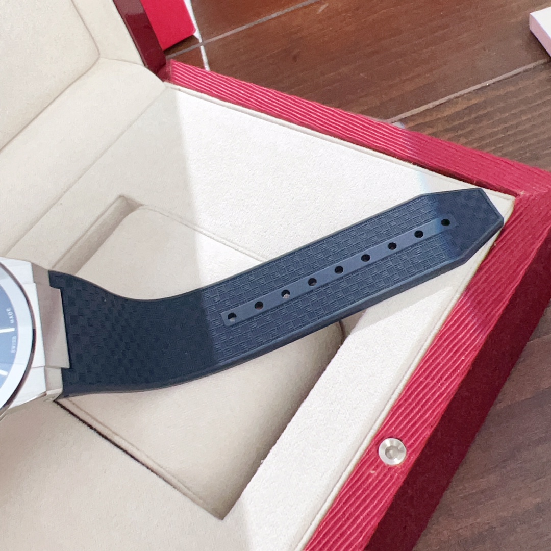 今季セール 限定品 Ferragamo時計偽物 41mmのケース径 反射防止ブルーコーティング_5